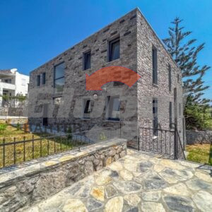 BODRUM KARAİNCİR'DE DENİZ MANZARALI ANA CADDE ÜZERİ 3 KATLI VİLLA